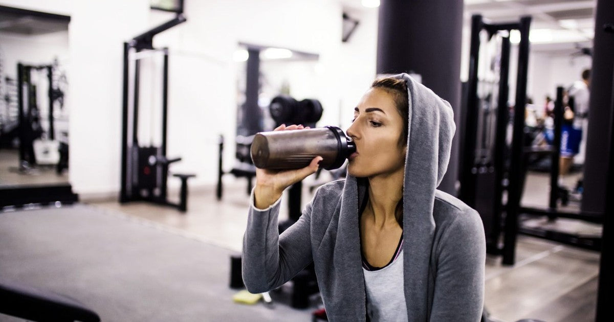 متى تشرب البروتين؟ قبل التمرين أم بعده؟